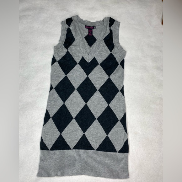Forever 21 Sweaters - Forever 21 Black & Gray Plaid Print V-Neck Sleeveless Sweater Vest